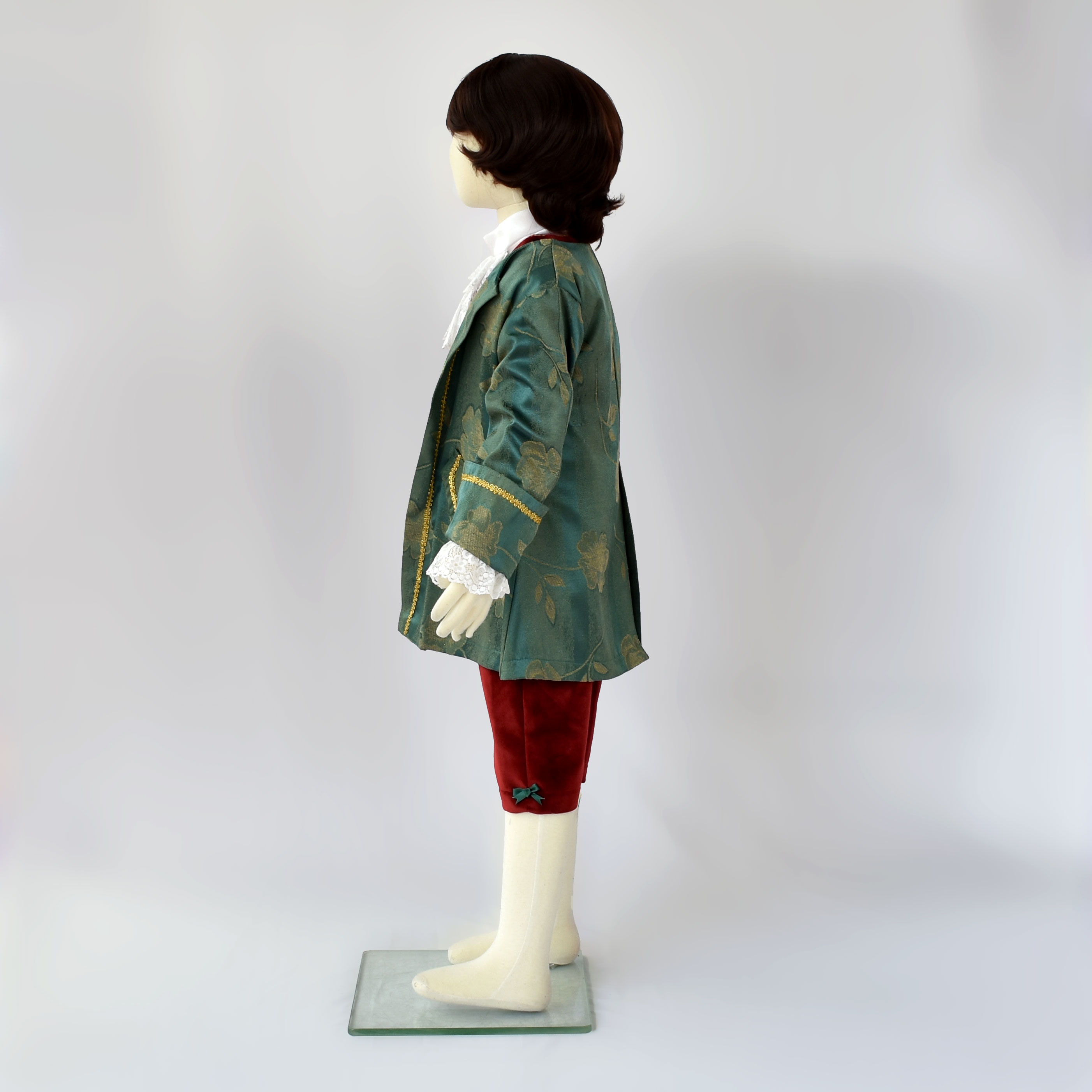 Traje de época con chaleco