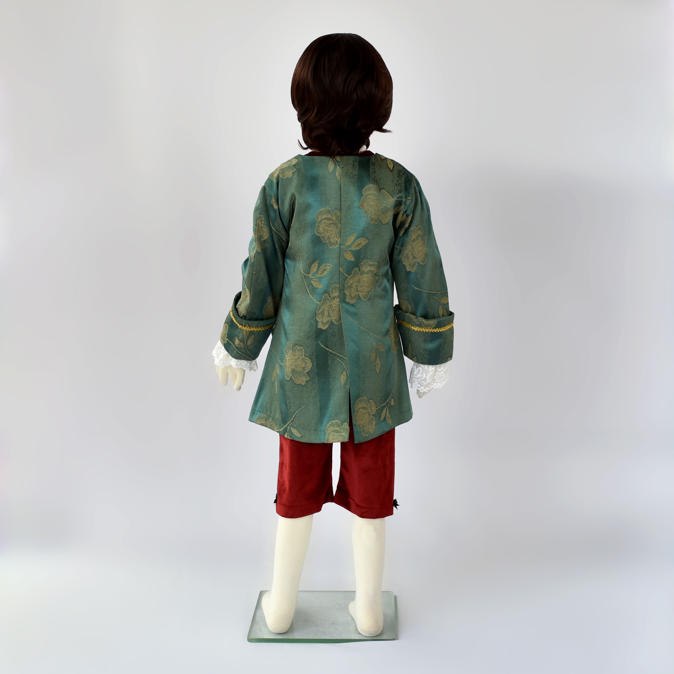 Traje de época con chaleco