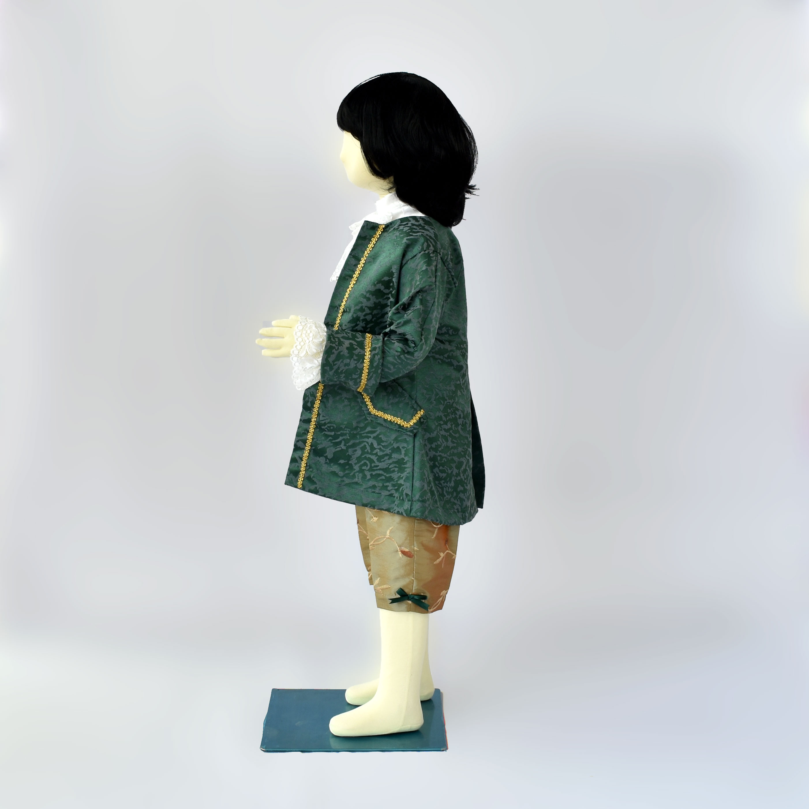 Traje de época con chaleco