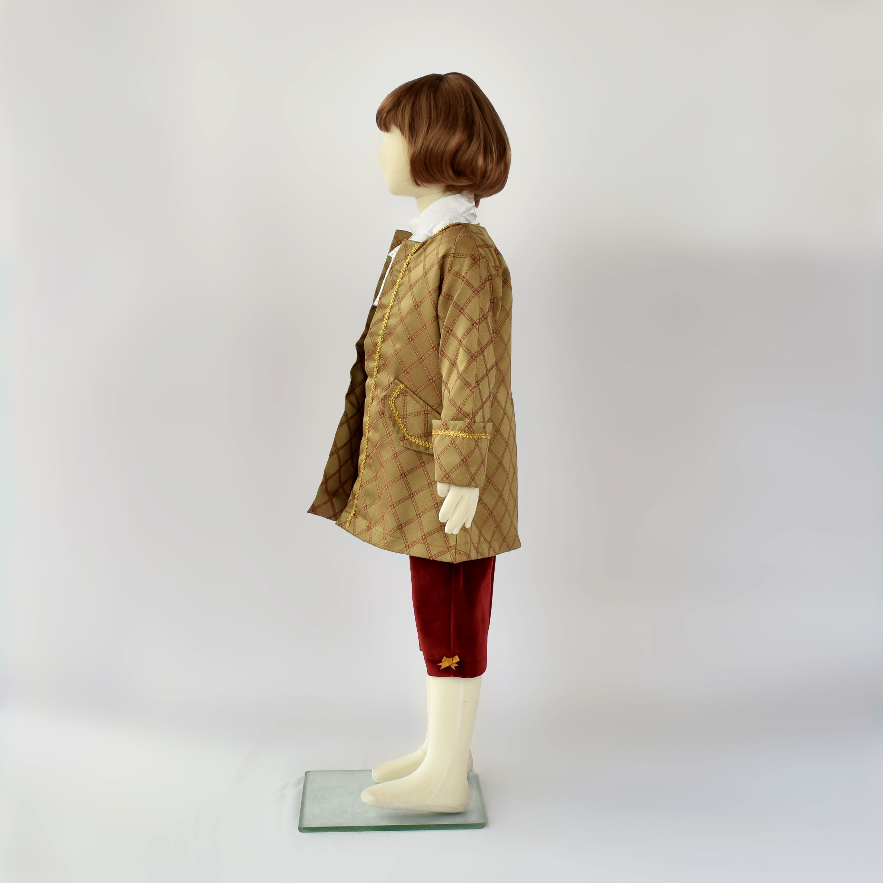 Traje de época con chaleco