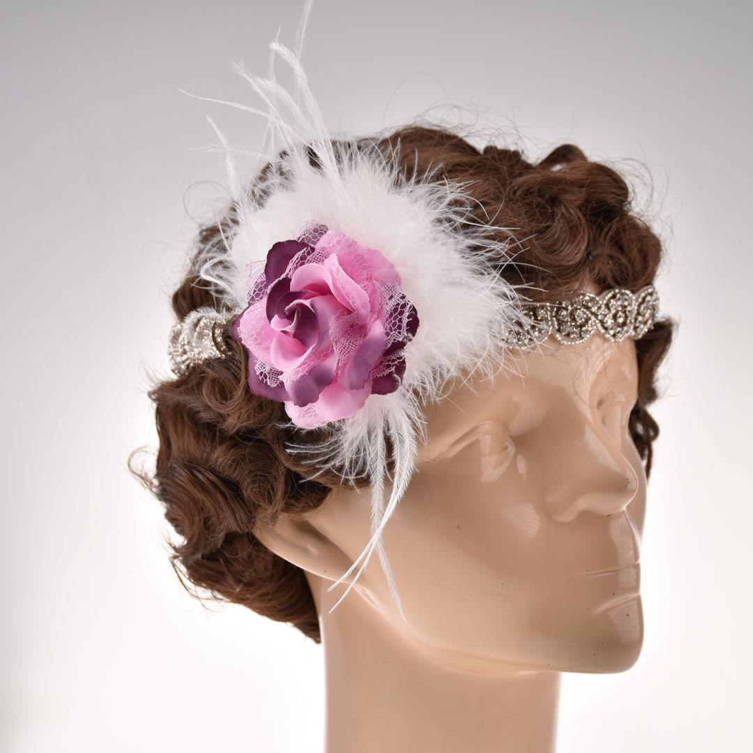 Tocado 20's con pedrería, flor rosa  y plumas blancas