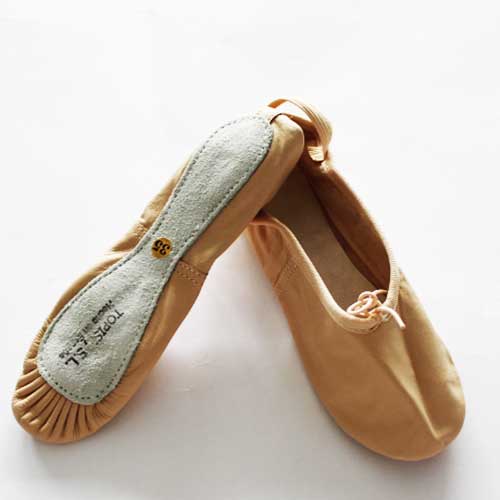 (TOPI) Zapatilla media punta de piel y suela corrida