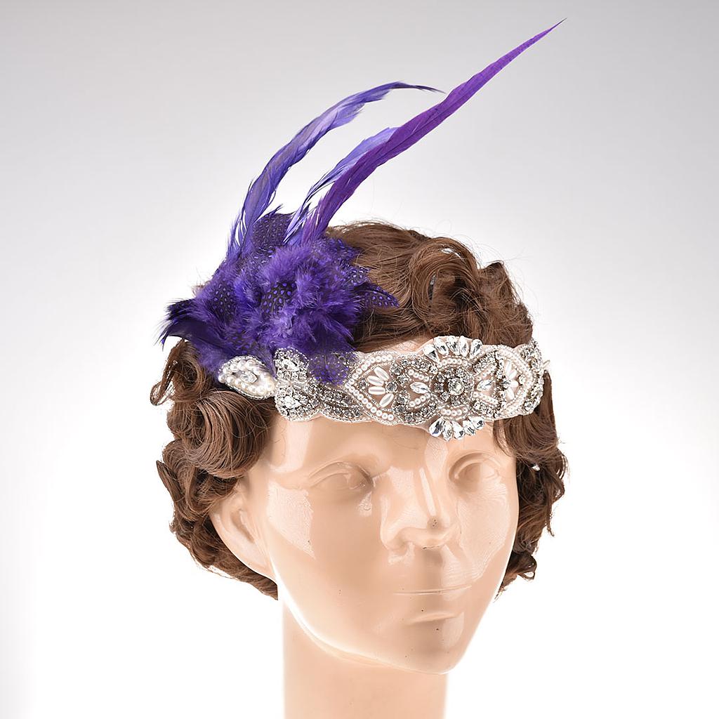 Tocado 20's con pedrería y plumas de gallo